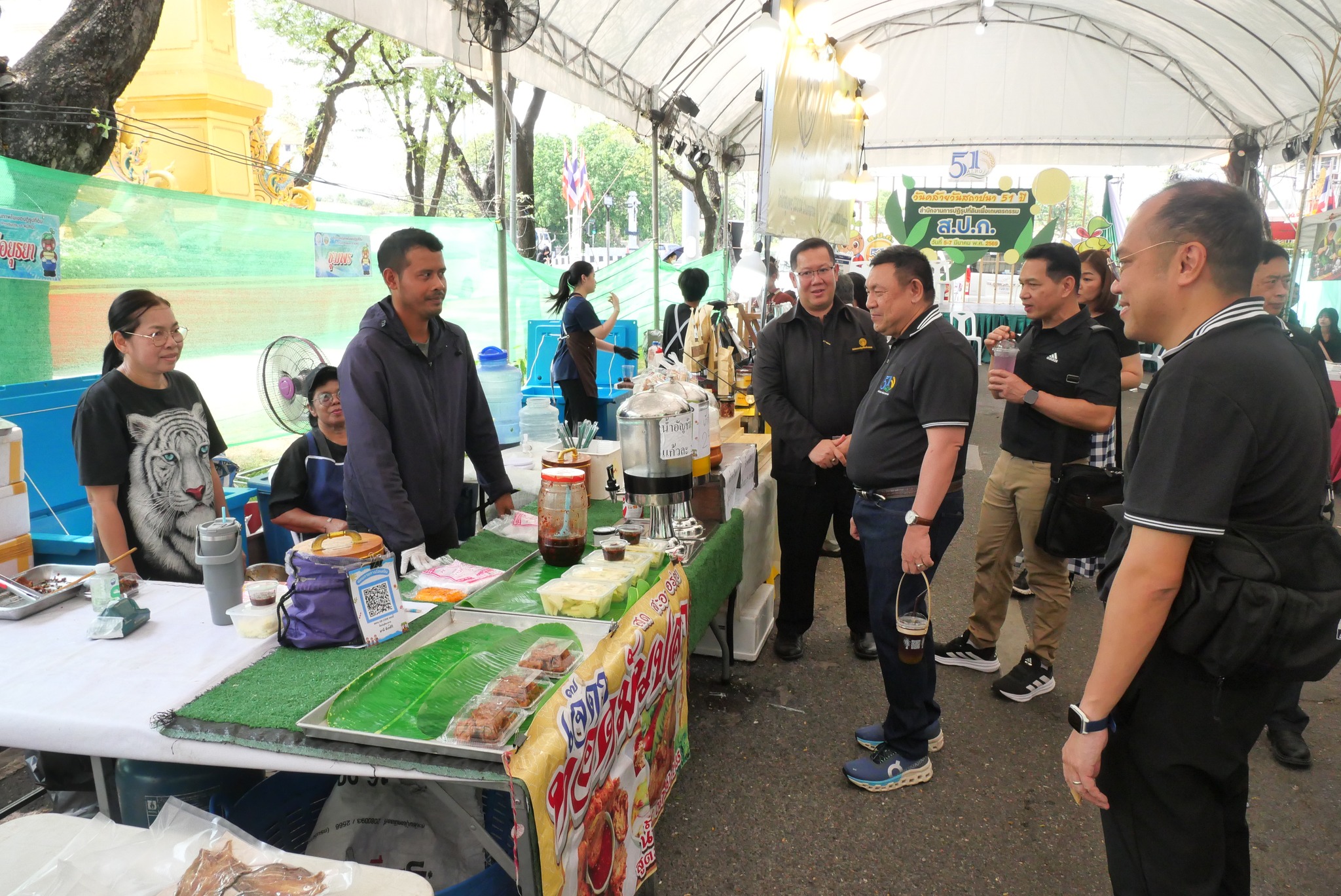 title - เลขาธิการ ส.ป.ก. เยี่ยมทักทายเกษตรกรและซื้อสินค้าในบรรยากาศวันสุดท้ายของการออกร้านขายสินค้า จากเขตปฏิรูปที่ดิน ส่งท้ายงานครบรอบ 51 ปี ส.ป.ก.